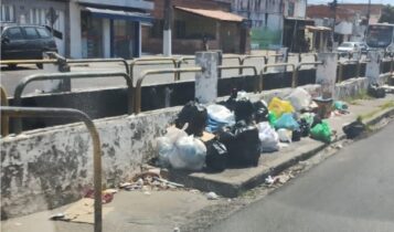 Lixo se acumula em Aracaju um dia após a suspensão da coleta