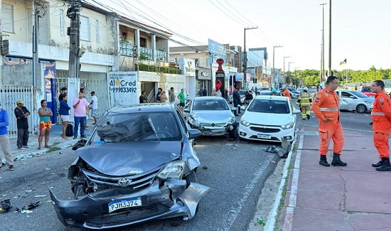 https://infonet.com.br/noticias/cidade/carreta-provoca-engavetamento-com-10-veiculos-e-deixa-diversos-feridos