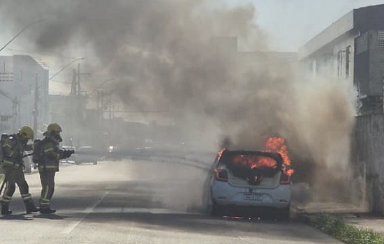 Veículo com cilindro de GNV pega fogo em Aracaju