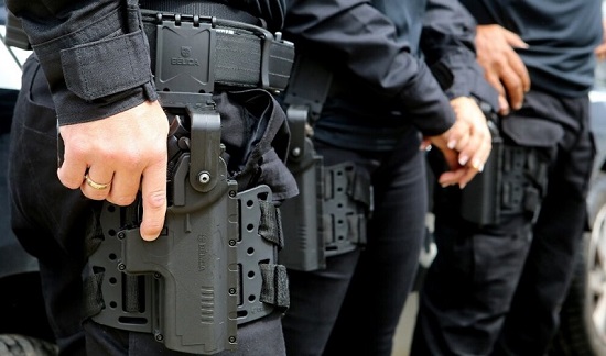 Acusado de furto em supermercado morre após trocar tiros com policiais