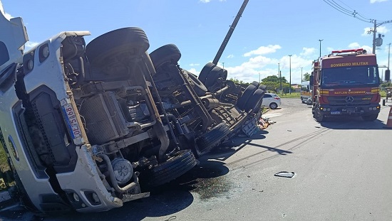 Caminhão tomba e atinge poste em Nossa Senhora do Socorro