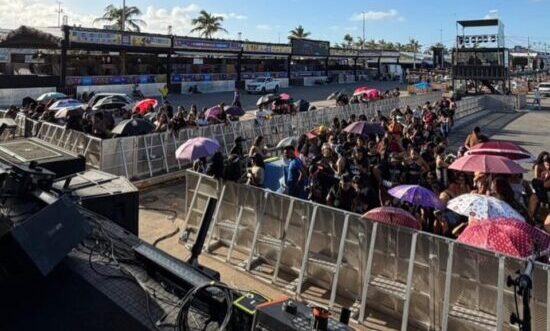 Fãs acampam desde as 8h na Orla de Atalaia para ver Luan Santana