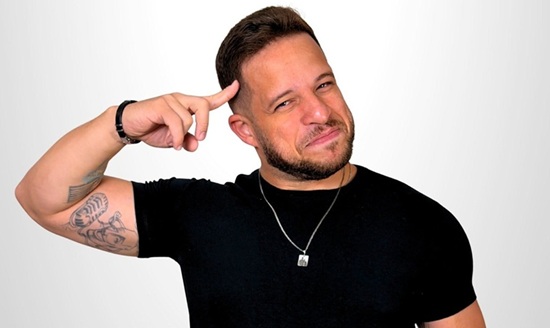 Flávio Andradde Estreia Peça Cômica Sobre Família em Aracaju