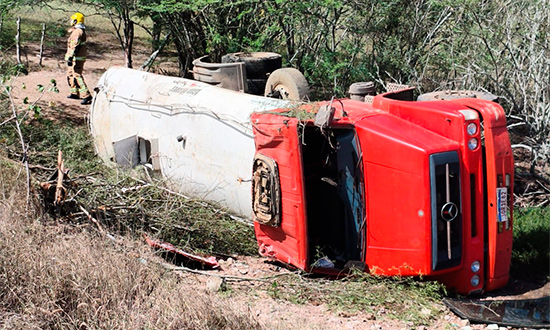 Batida entre carro e caminhão-pipa mata dois no Sertão de Sergipe