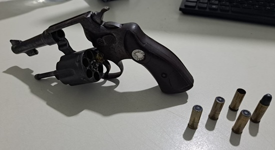 Homem é preso por ameaçar ex e filha de 10 meses com revólver
