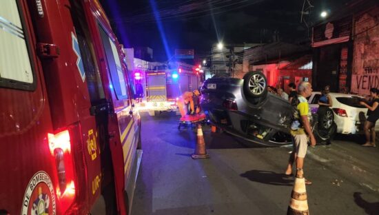 Idosa ferida após capotamento de veículo no Centro de Aracaju