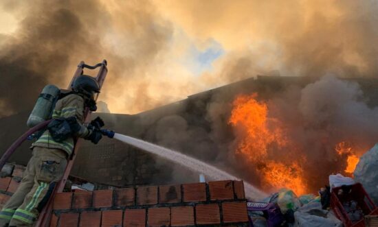 Bombeiros combatem incêndio em área de reciclagem no bairro América
