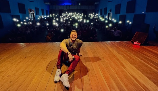 Humorista Flávio Andradde estreia show sobre família em Aracaju