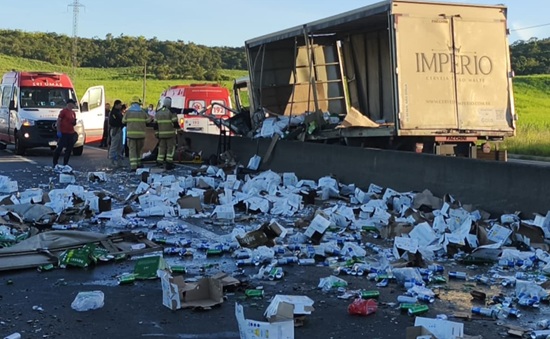 Caminhão de cerveja perde freios e atinge mureta em Capela