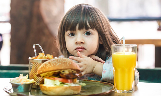 Férias e Calor: Especialistas orientam sobre alimentação e hidratação infantil