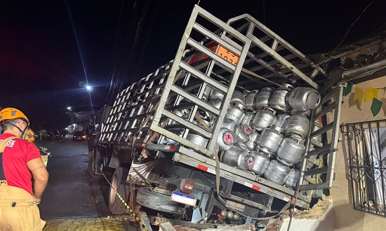 Caminhão desgovernado atinge casas com carga de gás em Sergipe