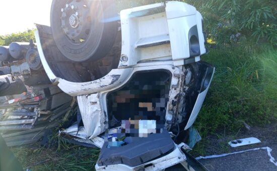 Caminhão tomba em curva e mata motorista em Sergipe