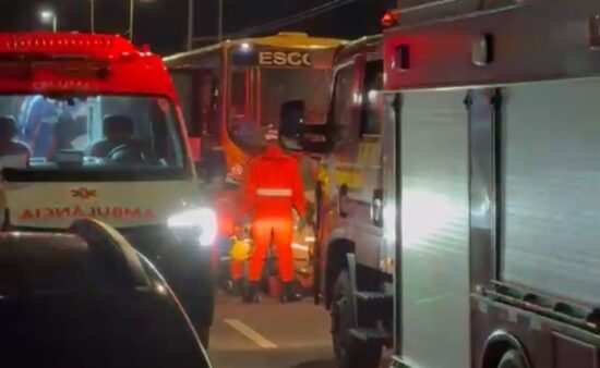 Acidente entre dois ônibus e moto deixa duas pessoas feridas em Aracaju
