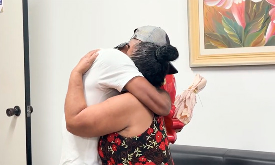 Mãe e filho se reencontram após quase 40 anos com ajuda da Polícia Civil
