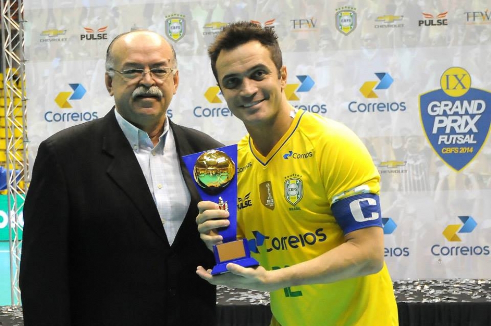 Neto perde troféu de melhor jogador de futsal do mundo e pede ajuda na web, futsal