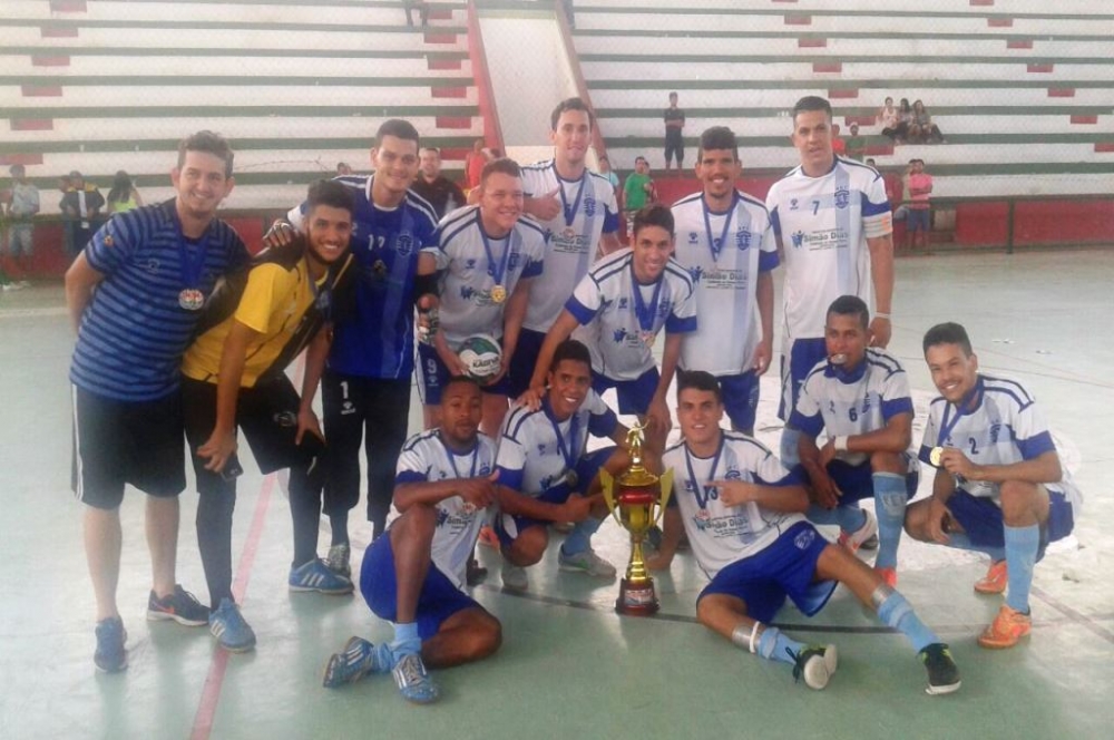 Governador entrega a taça de campeão na decisão do Campeonato