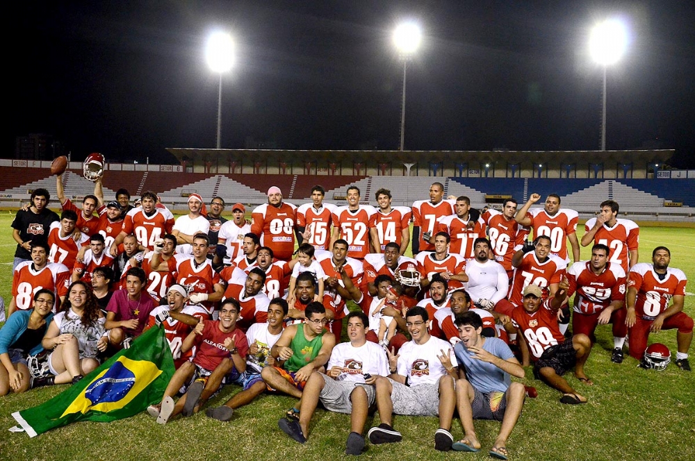 Carcarás: Time de Futebol Americano recruta atletas de ambos os