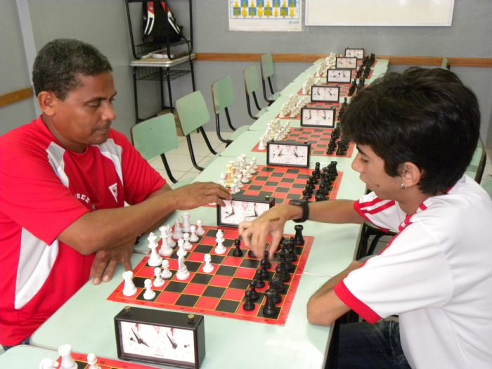 Pai de campeã de xadrez fala sobre os benefícios educacionais do esporte