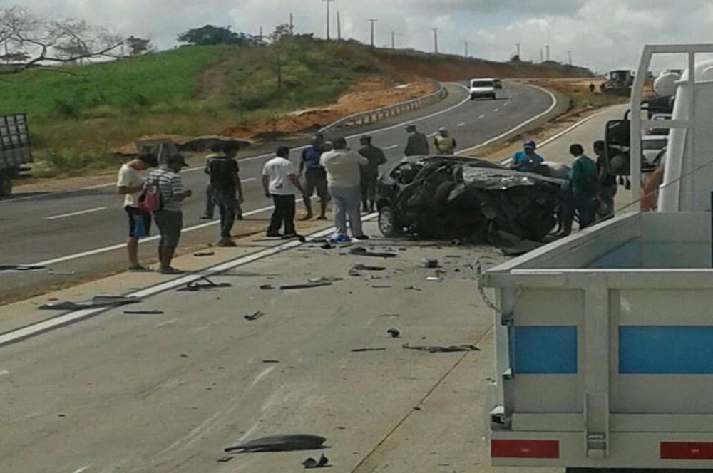 Carro Fica Totalmente Destruído Após Acidente Na Br 101 O Que é