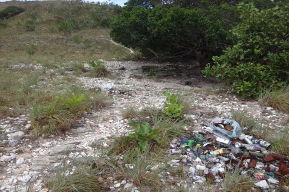 Poço 17 na Serra da Miaba: lixo deixado pelos frequentadores. Foto: Sandro Costa