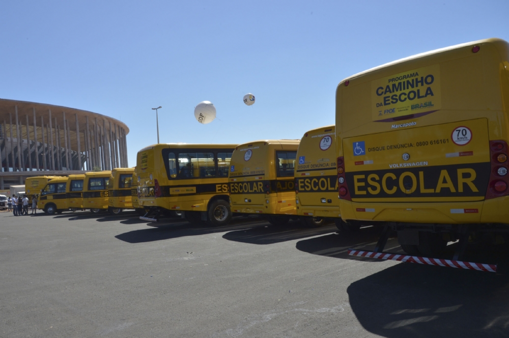 ONIBUS ESCOLAR AO EXTREMO NAS ESTRADAS DE TERRA E ATOLEIROS! 